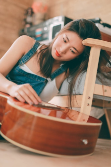 双乳涨鼓奶水喂奶
